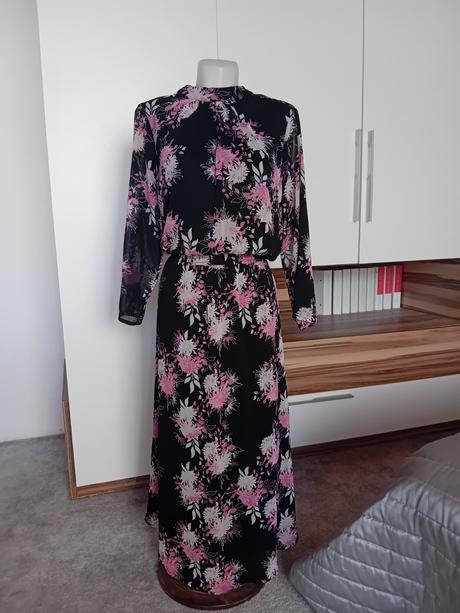 Šifónové šaty, 42