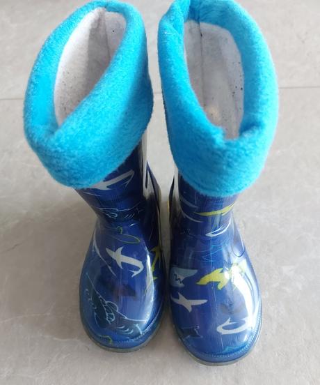 Gumáky so žralokmi, 24