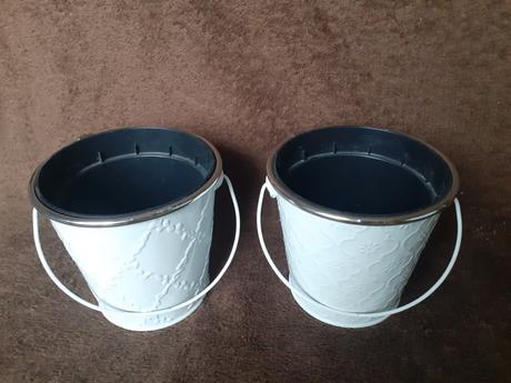 Kovové závesné biele kvetináče - vedierka,