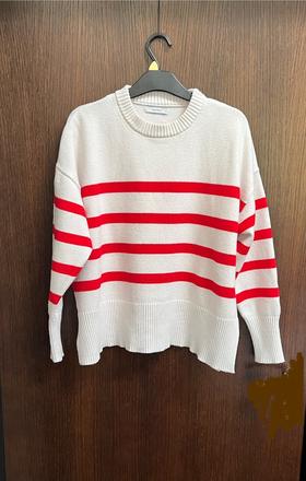 Biely sveter s červenými pruhmi, reserved,m