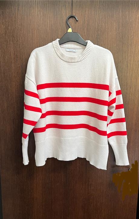 Biely sveter s červenými pruhmi, reserved,m