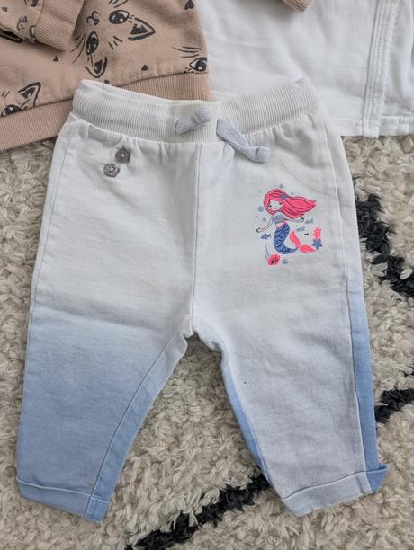 Mikina, tepláčiky a nátelník, 74