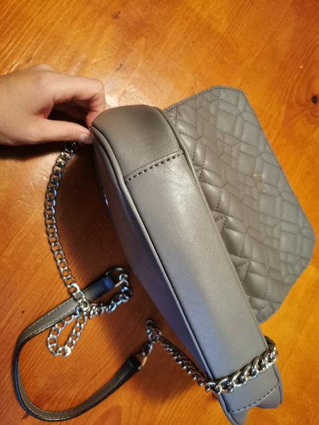 Sivá kabelka guess, guess