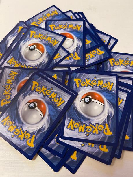 50ks kartičiek pokémon originál mix,