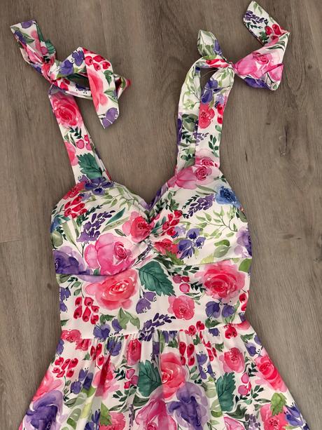 Šaty na ramienka, s