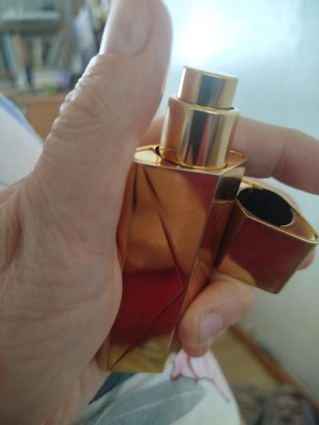 Kovové puzdro baccarat rouge zlate,