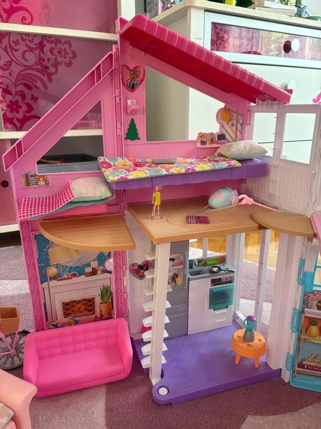 Barbie domček a rôzne doplnky,