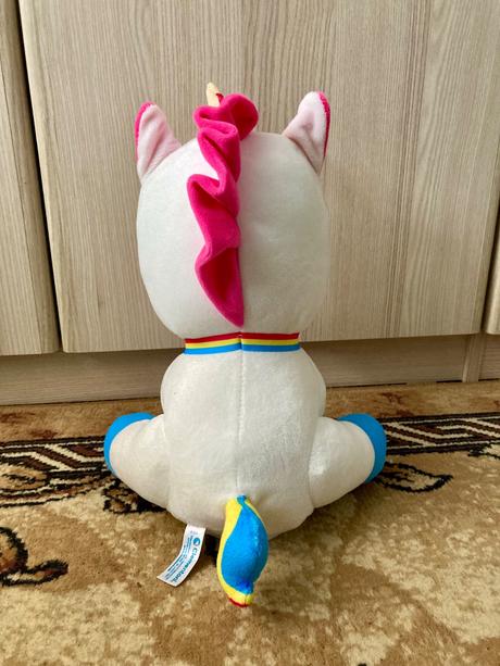 Hovoriaci plyšový jednorožec,