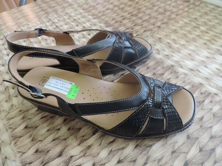 Kvalitné kožené sandále nové, 38