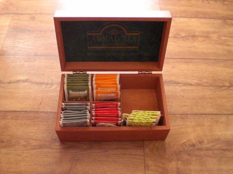 Drevená krabička na čaje ahmad tea,