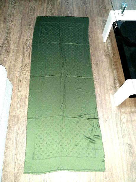 Šatka s písmenami lv beymen, 