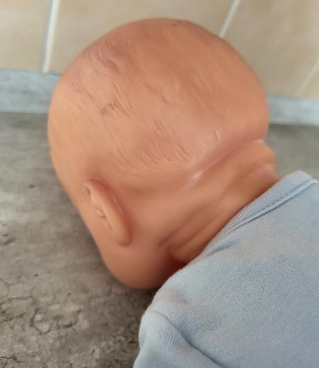 Bábika s hnedými očami a s príslušenstvom, 