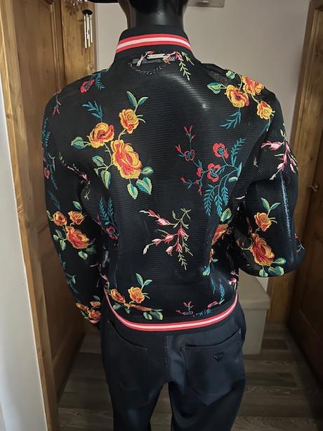 Čierna vyšívaná bombera zn. guess originál, guess,m / s