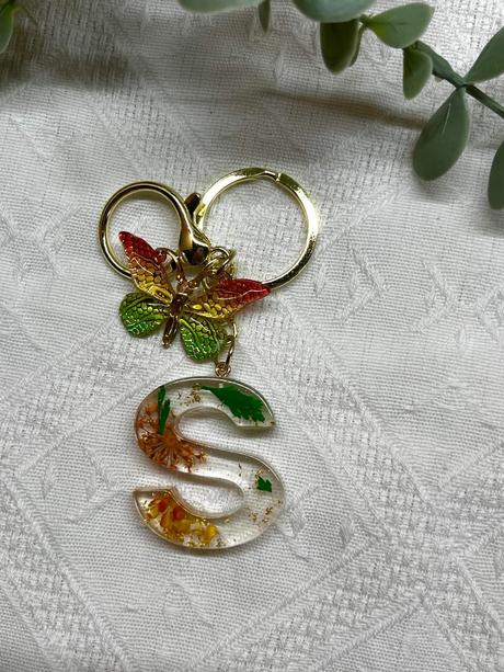 Ručne vyrobené živicové kľúčenky, 