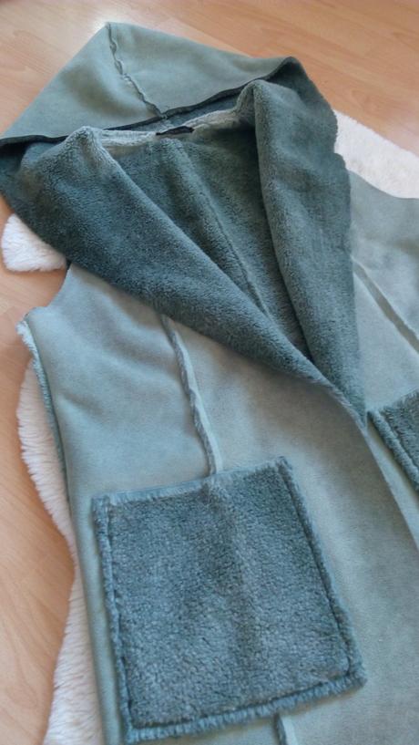 Teplá dámska vesta s kapucnou, s