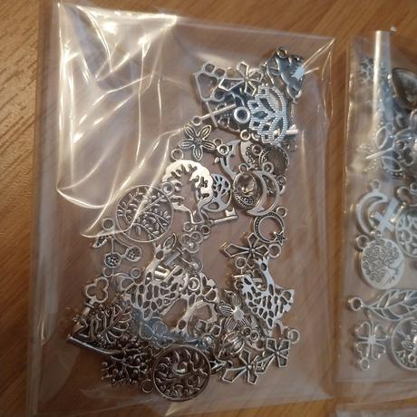 4 balenia priveskov na tvorbu (200ks),