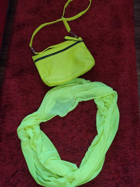 Neónova kabelka s tunelom,