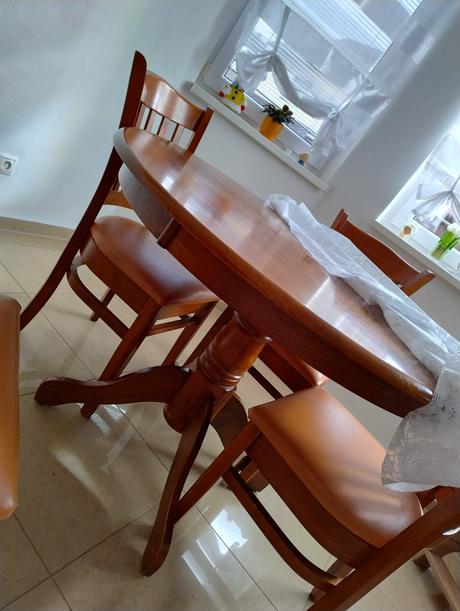 Jedálenský stôl so stoličkami, 