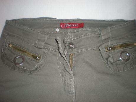 Khaki nohavice, 28