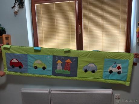 Detské vreckáre vedľa postele,