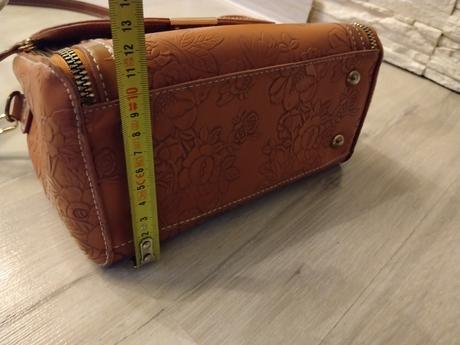 Kabelka s reliéfom, 