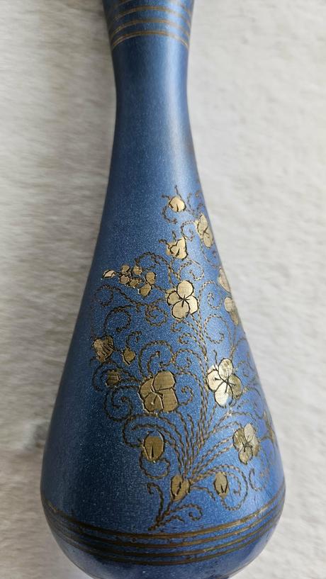 Štíhla kovová váza s modrým smaltom a ornamentmi, 