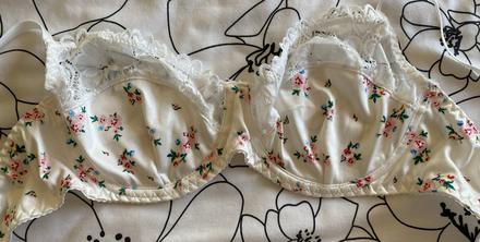 Podprsenka s kosticami, kvietkami a čipkou 85-90 c, 85c