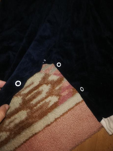 Zamatovy overal s motylikom, 80