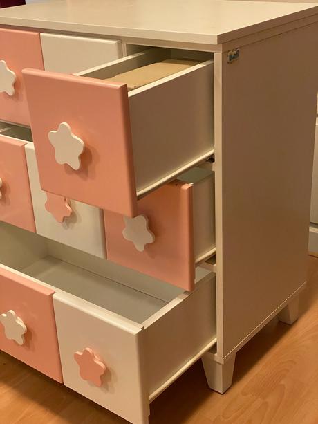 Dievčenská izba - posteľ, komoda, nočný stolík,...,