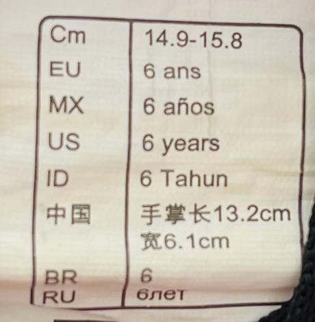 Detska cyklisticka prilba s rukavicami, s