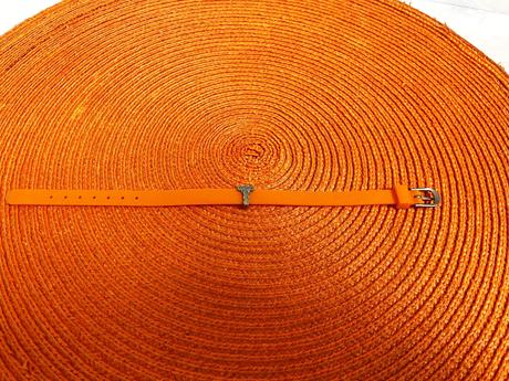 Plastový náramok s monogramom t, 