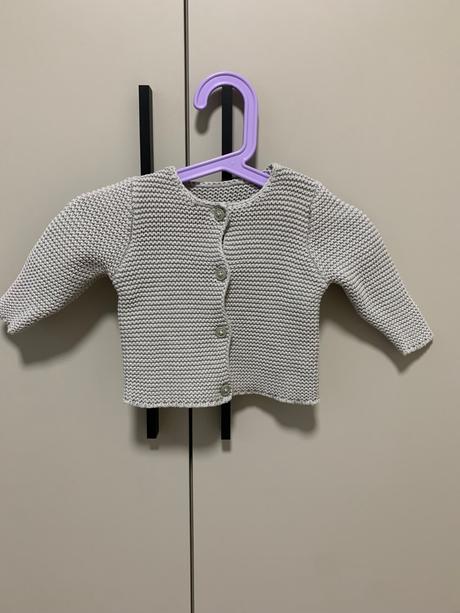 Sivý svetrík na gombíky, st. bernard,62