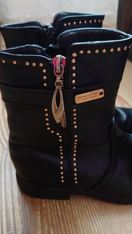 Čižmy so zlatými aplikáciami, 31