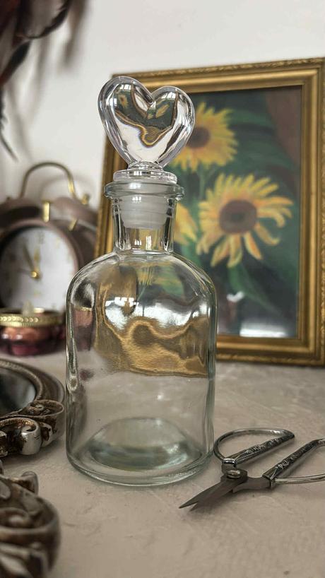 Sklenená fľaša ( dóza ) so zátkou v tvare srdiečka, 