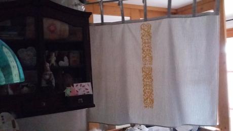 "grey and white with yellow"curtain záves,