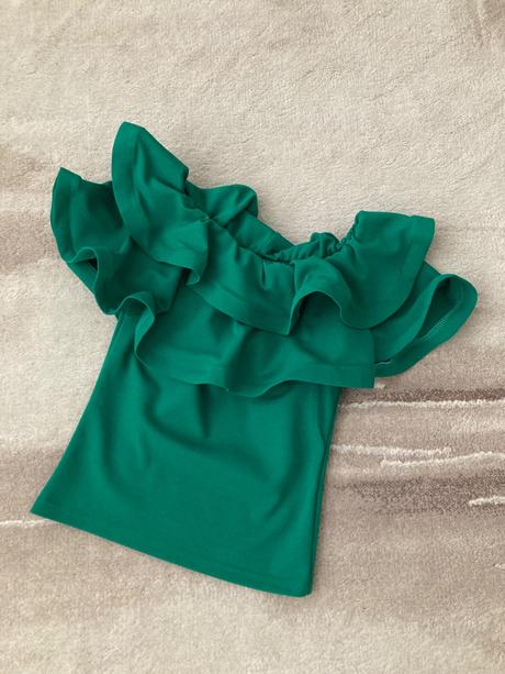Zelený top s volánmi, s