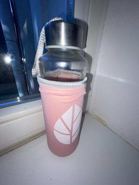 Sklenená fľaša s obalom,