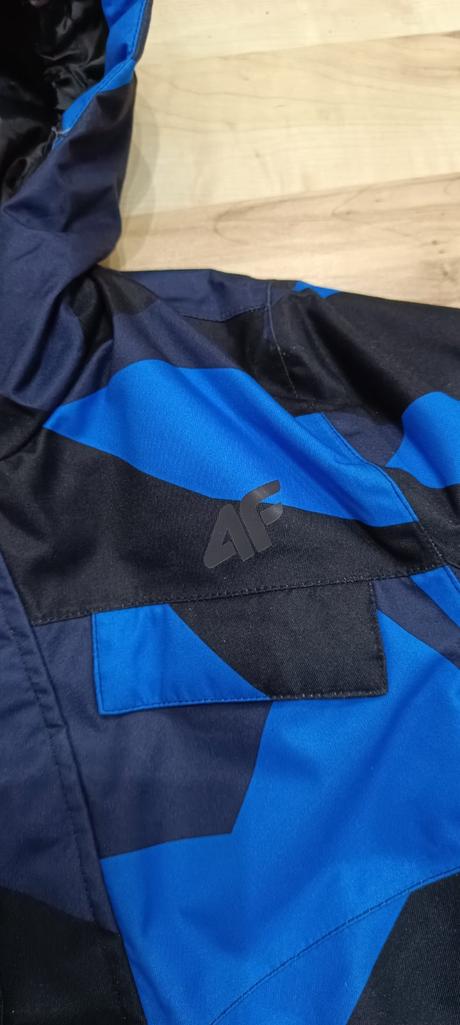 4f lyžiarska súprava bunda + oteplovaky, 146