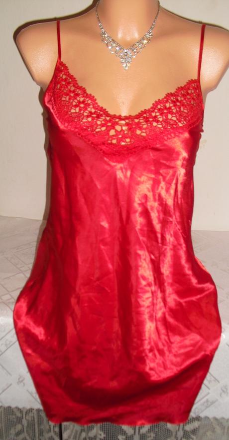Cervena satenova vysivana kosielka, s