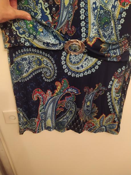 Butikové šaty s prestrihmi na pleciach, 42