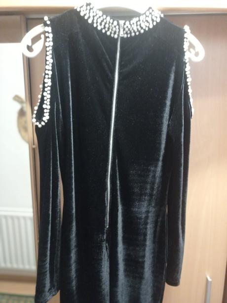 Cierne zamatove saty s perlami, l