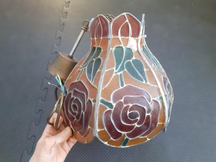 Starý farebný vitrážový luster s ružami, 