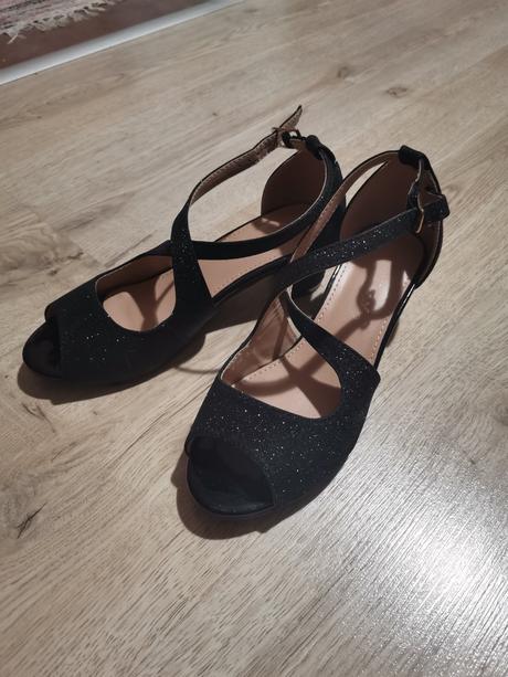 Tanečné sandálky, 32