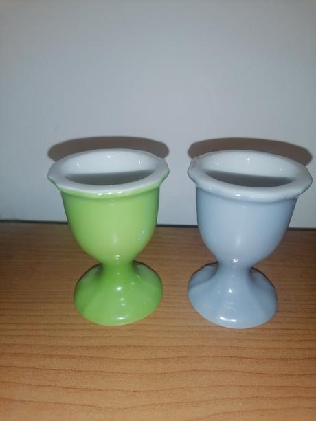 2 porcelánové stojančeky na vajíčka, 