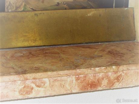 Masívna krbová zástena ako artefakt za výhodnú cen,