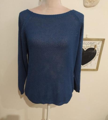 Svetrík s viazaním na chrbte, 