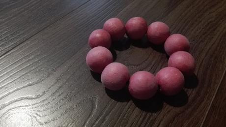 Ružový drevený náramok,