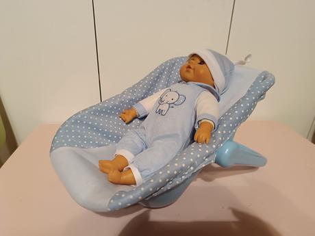 Bábika s autosedačku, 