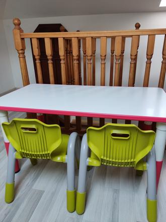 Detský výškovo nastaviteľný stôl + 3 ks stoličky, 