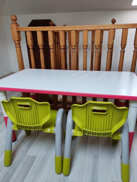 Detský výškovo nastaviteľný stôl + 3 ks stoličky, 